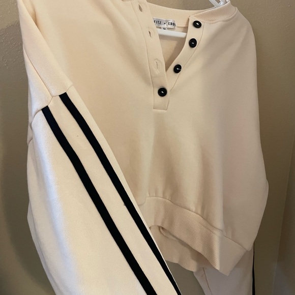 Cropped cream sweatshirt. Size M. From Buckle. - Picture 2 of 2